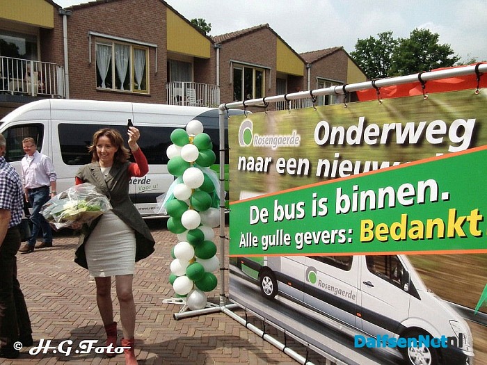 De nieuwe rolstoelbus voor Rosengaerde staat er ! - Foto: H.G. Foto
