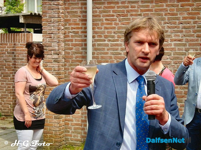 De nieuwe rolstoelbus voor Rosengaerde staat er ! - Foto: H.G. Foto