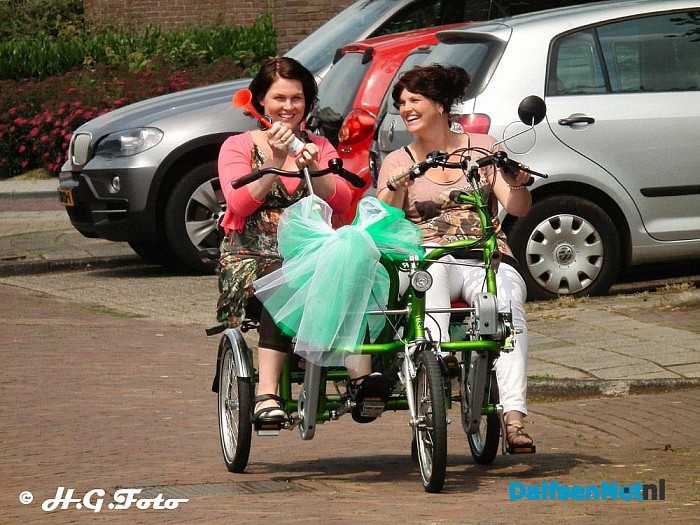 De nieuwe rolstoelbus voor Rosengaerde staat er ! - Foto: H.G. Foto