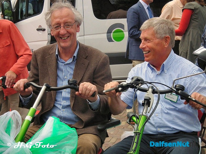 De nieuwe rolstoelbus voor Rosengaerde staat er ! - Foto: H.G. Foto