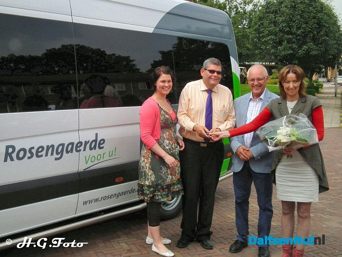De nieuwe rolstoelbus voor Rosengaerde staat er ! - Foto: H.G. Foto