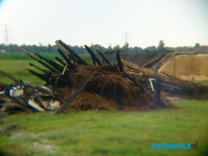Grote brand verwoest 2 woningen (update) - Foto: Robert Bril