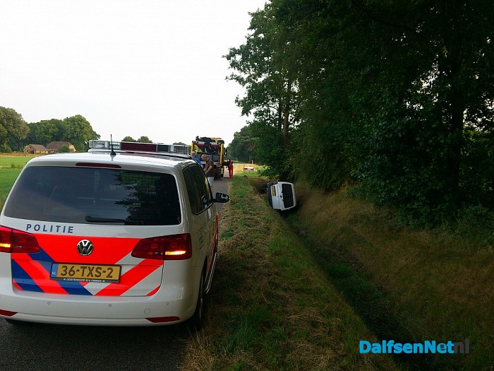 Auto in sloot aan Venneweg - Foto: Robert Bril