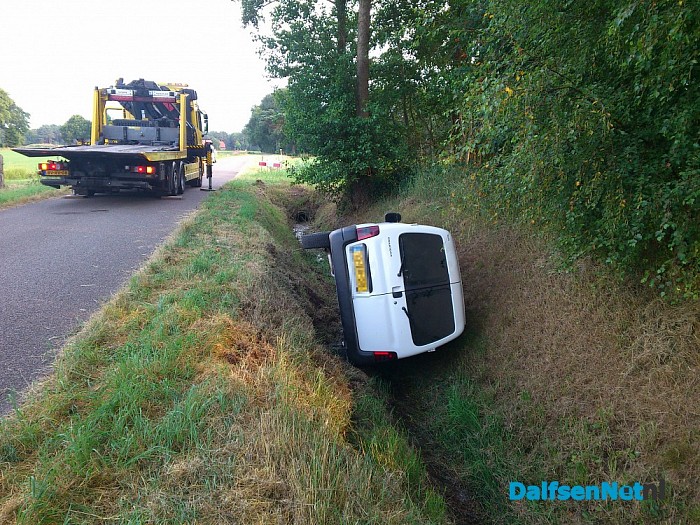 Auto in sloot aan Venneweg - Foto: Robert Bril