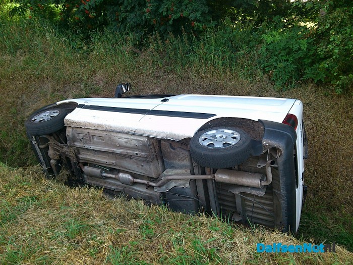 Auto in sloot aan Venneweg - Foto: Robert Bril