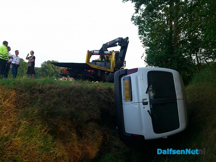 Auto in sloot aan Venneweg - Foto: Robert Bril