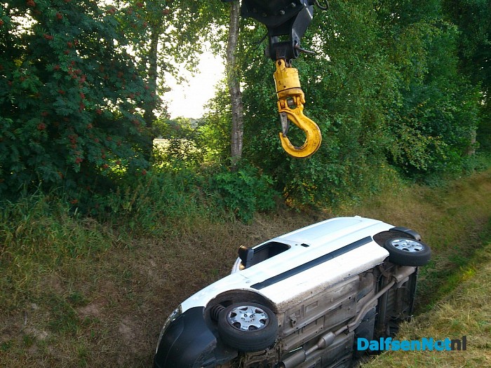 Auto in sloot aan Venneweg - Foto: Robert Bril