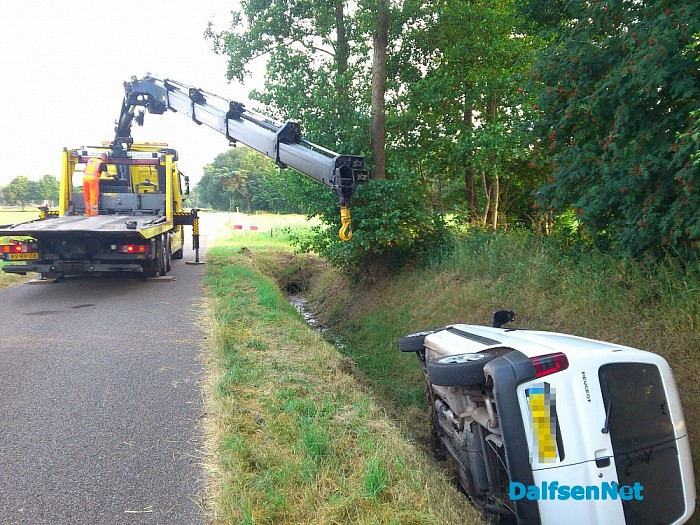 Auto in sloot aan Venneweg - Foto: Robert Bril