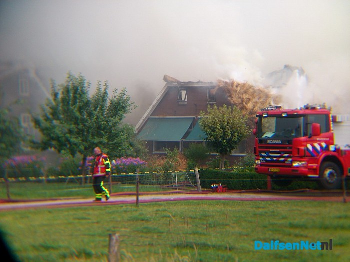 Grote brand verwoest 2 woningen (update) - Foto: Robert Bril