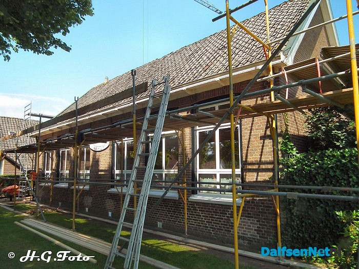 Nog een gebouw waar het dak er af gaat. - Foto: H.G. Foto