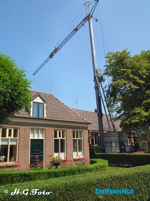 Nog een gebouw waar het dak er af gaat. - Foto: H.G. Foto