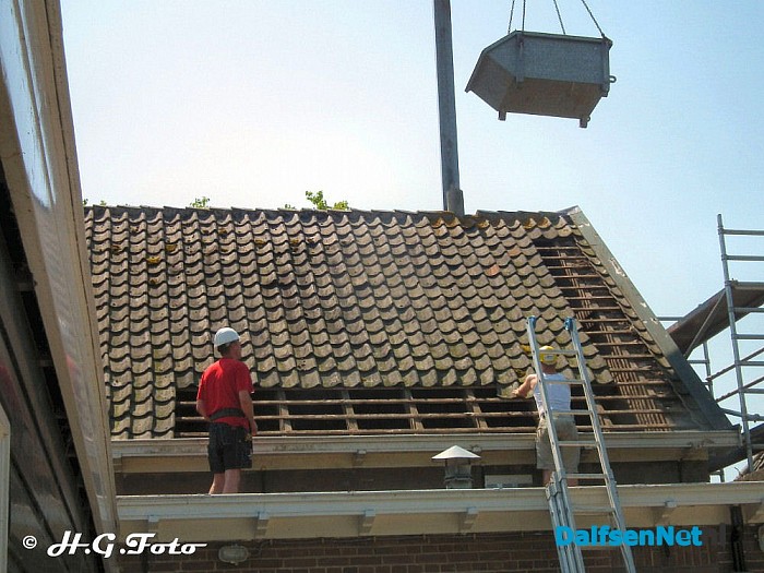 Nog een gebouw waar het dak er af gaat. - Foto: H.G. Foto