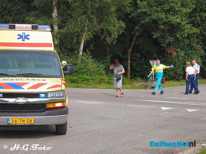 Vrouw met fiets ten val. - Foto: H.G. Foto