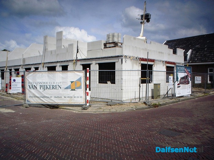 Woningen wapen van Dalfsen schieten de grond uit