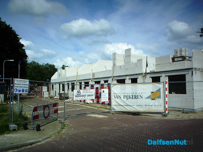Woningen wapen van Dalfsen schieten de grond uit