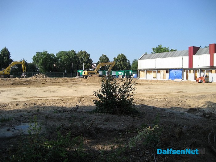 Grote zandbak en nieuwe muur