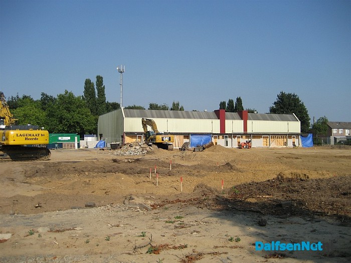 Grote zandbak en nieuwe muur