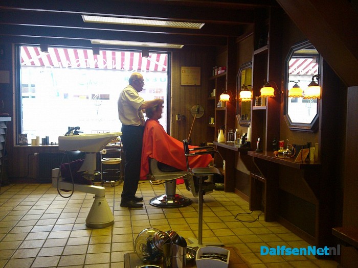 Kapper Steven weer aan de slag - Foto: Robert Bril