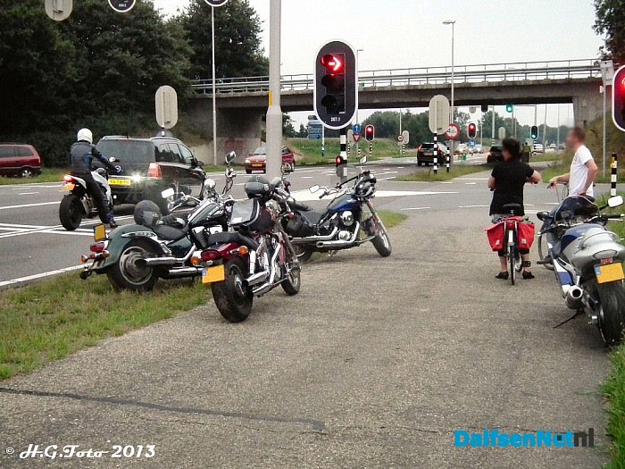 Motorrijder onderuit bij de stoplichten in Varsen. - Foto: H.G. Foto