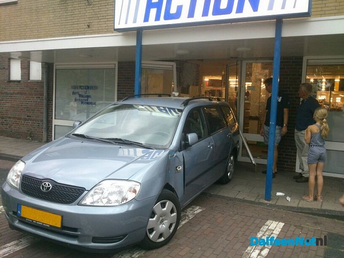 Auto door gevel van Action - Foto: H.G. Foto