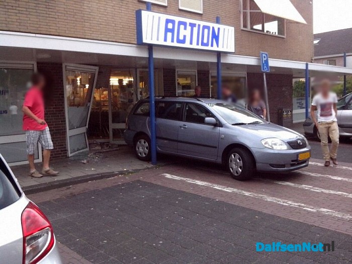 Auto door gevel van Action - Foto: H.G. Foto