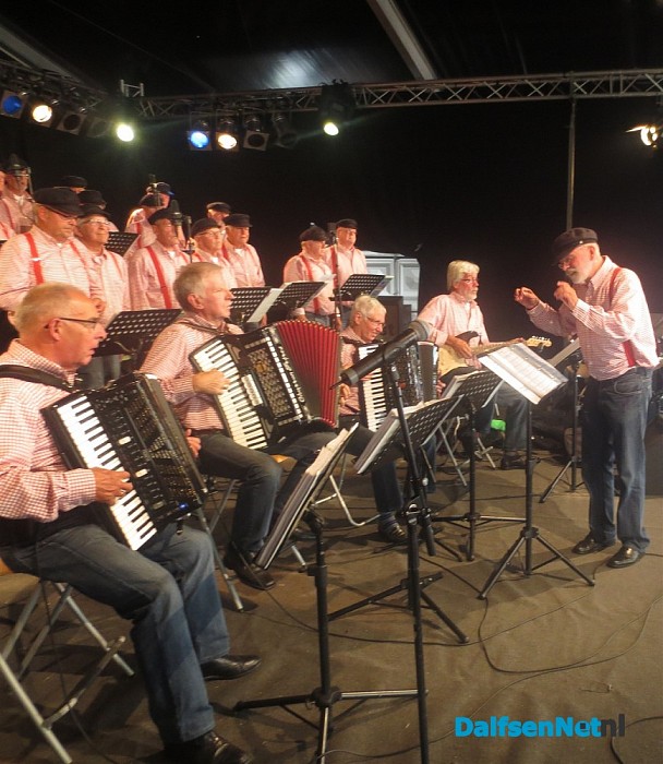 Veel publiek tijdens de korenmiddag in de feesttent