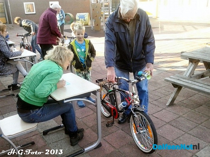 Fietsen controle op de Wegwijzer. - Foto: H.G. Foto