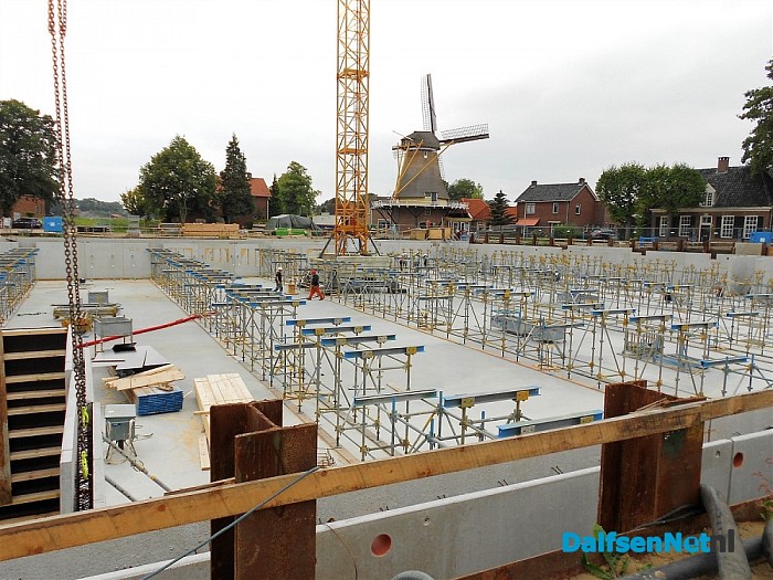 De eerste winkelschappen staan er al?