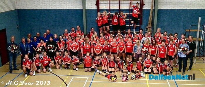 Volleybal vereniging “Ouvol”in nieuwe shirts. - Foto: H.G. Foto