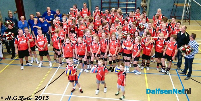 Volleybal vereniging “Ouvol”in nieuwe shirts. - Foto: H.G. Foto
