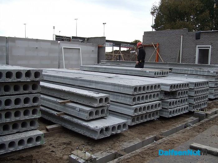 Potstal, begonnen met het leggen van de vloerplaten verdieping.