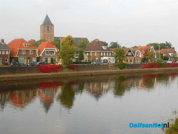 Het rode kleed hangt weer aan de muur.