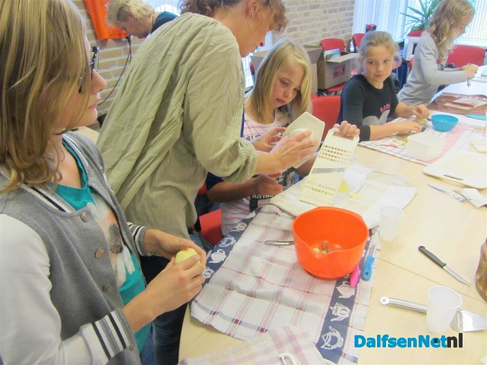 Kinderen maken van goede oogst: chips