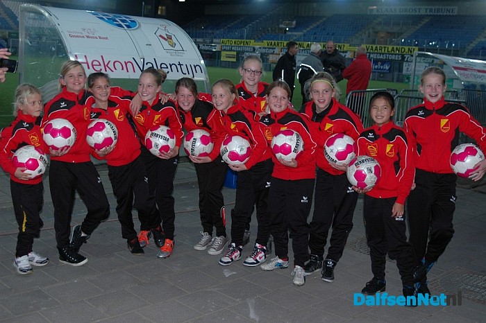 Meiden SVD ballenmeisjes bij PEC Zwolle