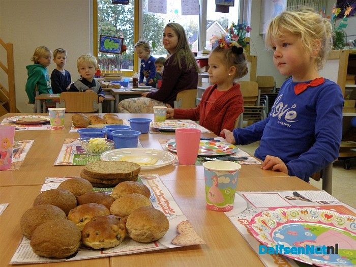 Kinderen kregen ontbijt in gemeentehuis