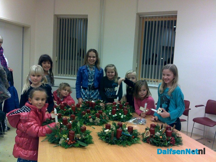 Kinderen maken adventskrans