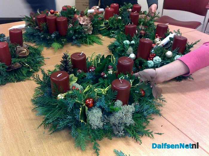 Kinderen maken adventskrans
