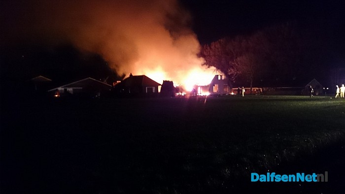 Grote uitslaande brand Hoevenweg (update) - Foto: Robert Bril