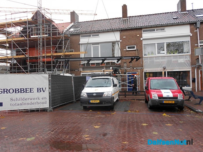 Volop bezig met de gevels aan de Burg. Van Bruggenplein.