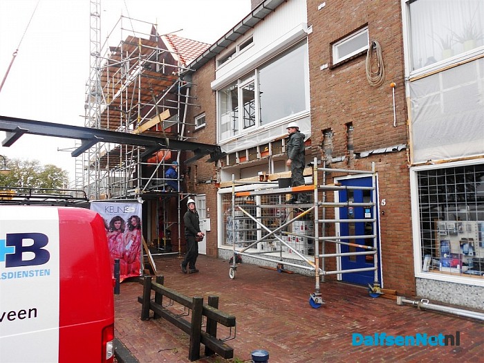 Volop bezig met de gevels aan de Burg. Van Bruggenplein.