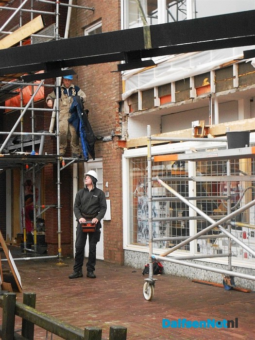 Volop bezig met de gevels aan de Burg. Van Bruggenplein.