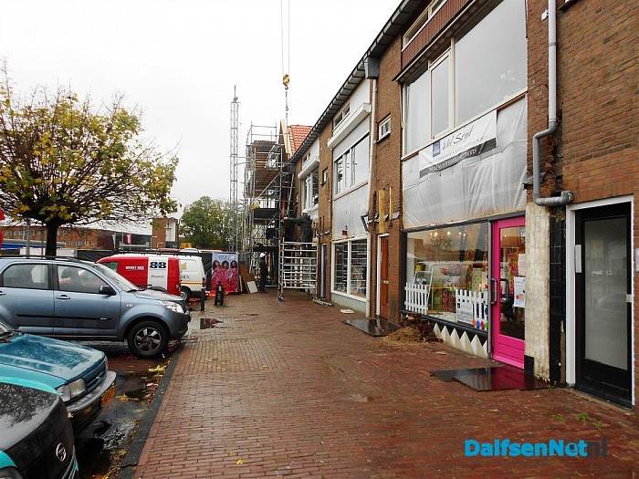 Volop bezig met de gevels aan de Burg. Van Bruggenplein.