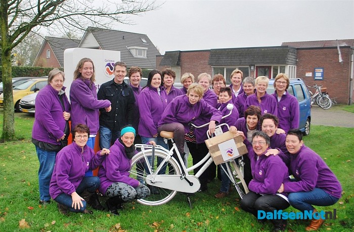 Nieuwe fiets voor Carinova thuiszorgteam Lemelerveld