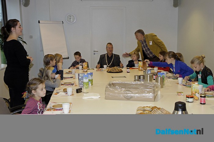 Kinderen kregen ontbijt in gemeentehuis