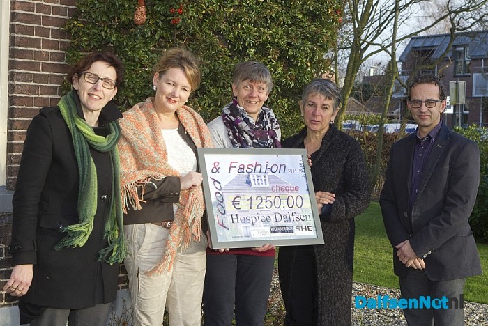 Aanbieding van cheque van Zaal Kappers aan Hospice
