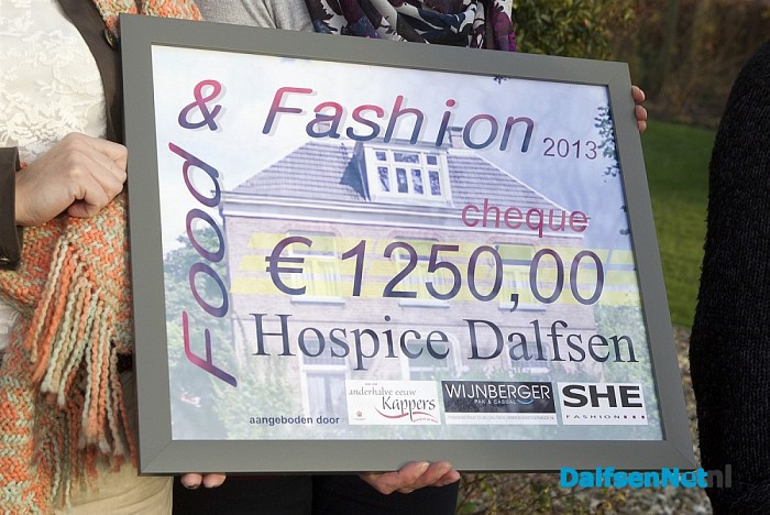 Aanbieding van cheque van Zaal Kappers aan Hospice