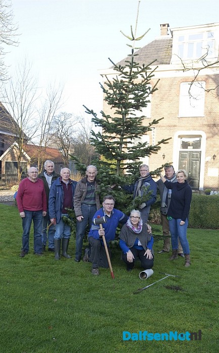 Hospice Dalfsen: plaatsen kerstboom en vrijwilligers hospice