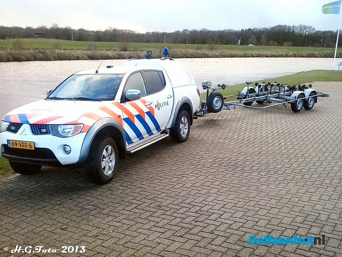 Politie blijft zoeken op de Vecht. - Foto: H.G. Foto