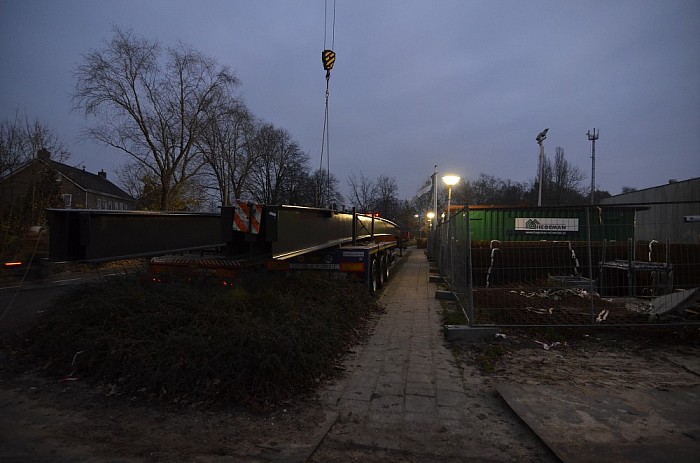 Foto’s plaatsen stalen spanten - Foto: Johan Bokma