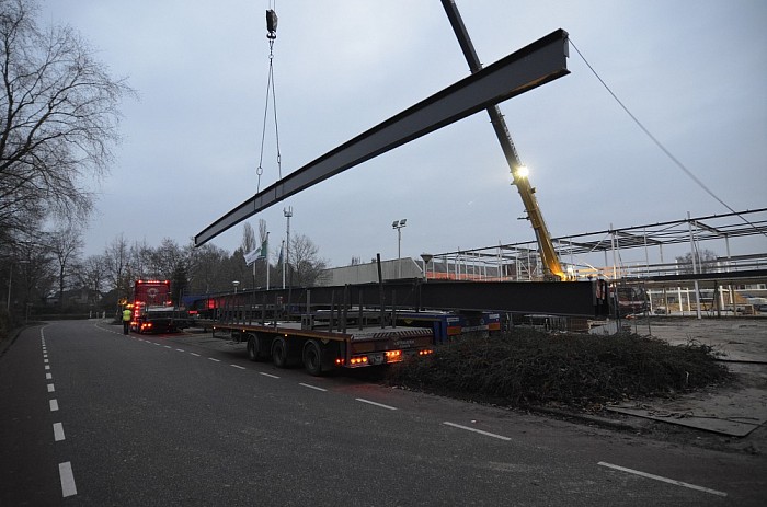 Foto’s plaatsen stalen spanten - Foto: Johan Bokma